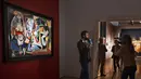 Seorang awak media memberikan laporan di depan lukisan karya Pablo Picasso berjudul ‘Women of Algiers’ di Balai Lelang Christie, New York, Senin (11/5). Lukisan itu terjual seharga 179,3 juta dolar AS atau sekitar Rp 2,36 triliun. (REUTERS/Darren Ornitz)