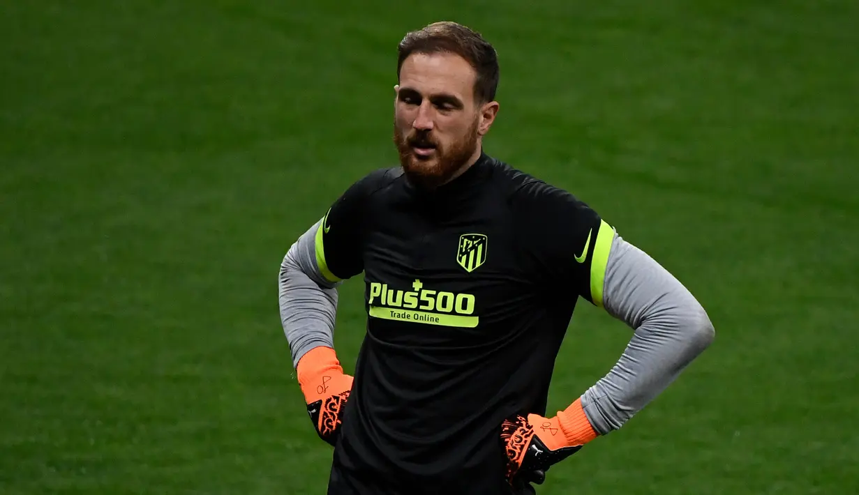 Kiper Atletico Madrid, Jan Oblak, saat mengikuti sesi latihan jelang laga Liga Champions di Stadion Wanda Metropolitano, Selasa (1/12/2020) wib. Atletico Madrid akan menghadapi Bayern Munchen. (AFP/Pierre-Philippe Marcou)