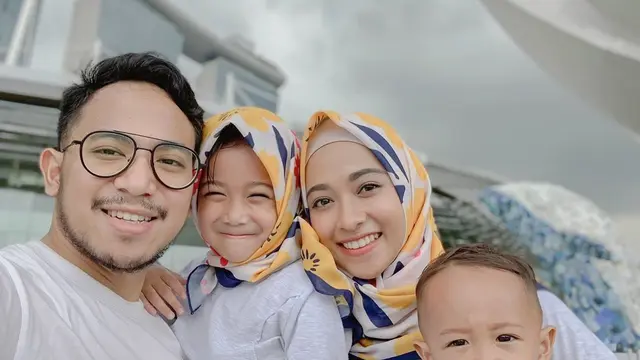 Sudah Jarang Muncul, Ini 7 Potret Poppy Bunga Bersama Keluarga Kecilnya