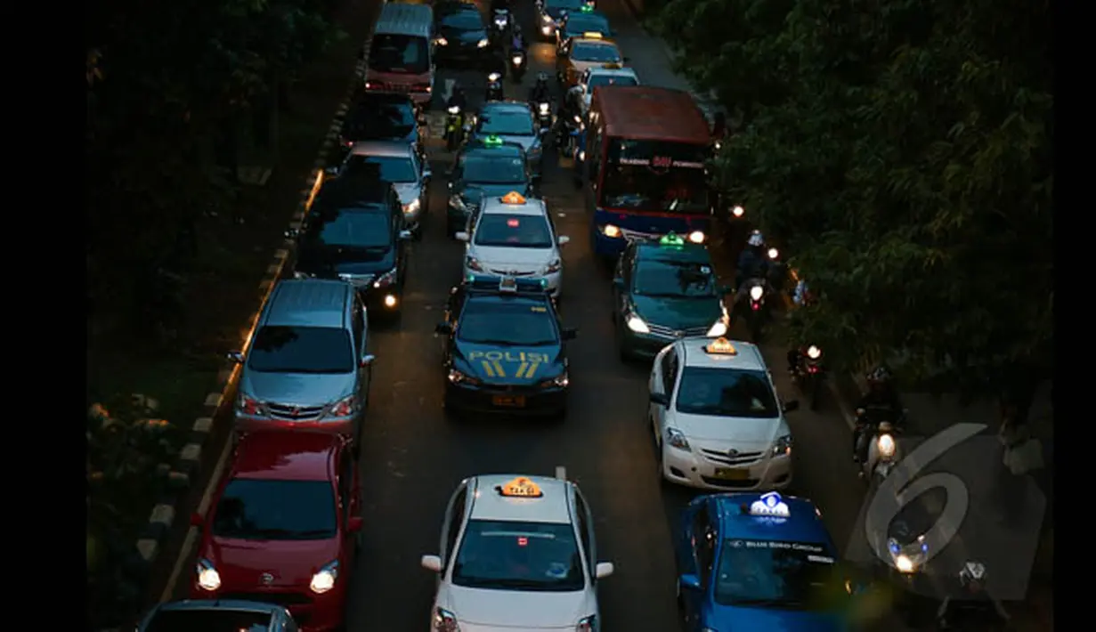Jalan Jenderal Sudirman, Jakarta, seolah berubah menjadi areal parkir kendaraan pribadi saat jam pulang kerja, seperti yang terlihat pada Senin (26/1/2015). (Liputan6.com/Faizal Fanani)