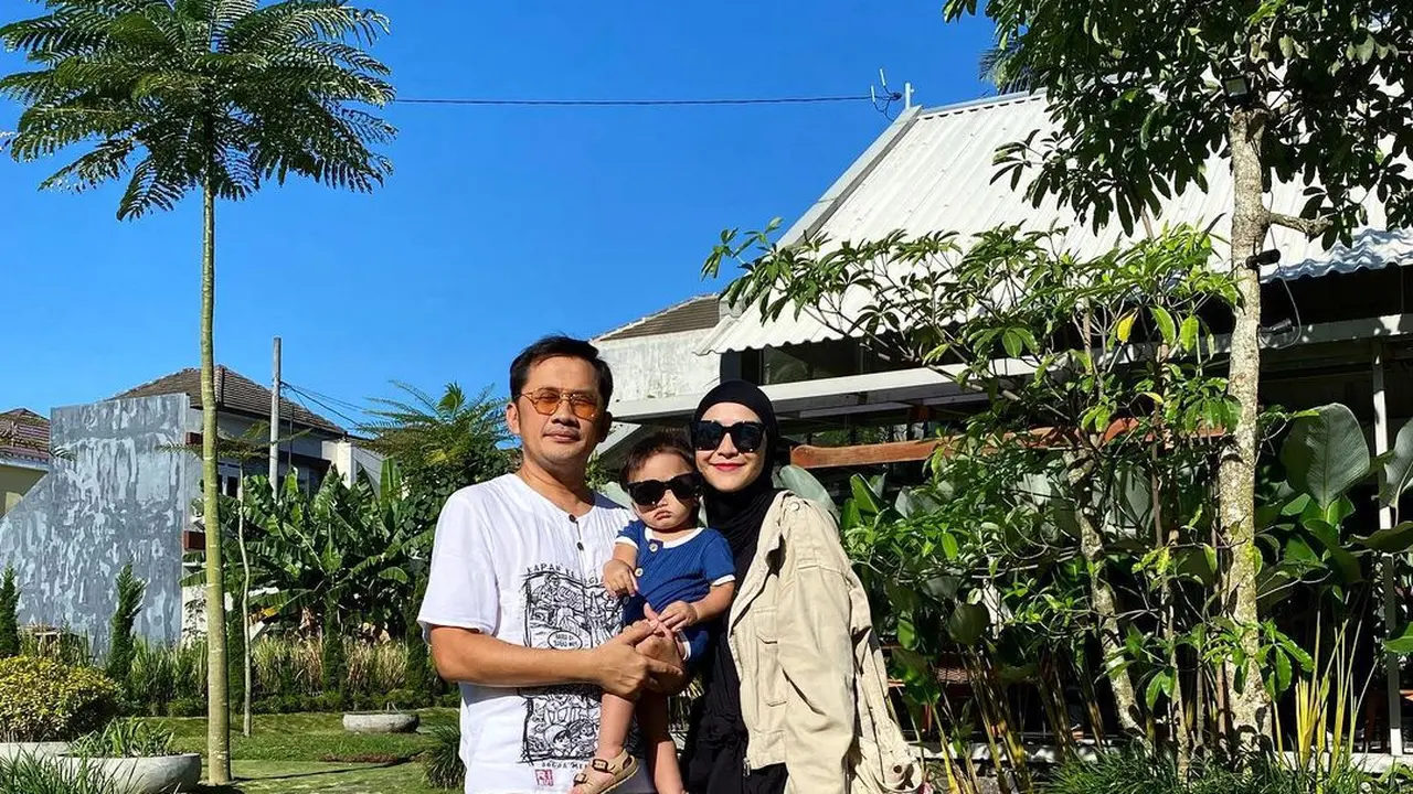 Zaskia Adya Mecca dan Hanung Bramantyo