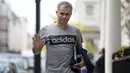 Kabar merapatnya Jose Mourinho makin tercium saat pelatih berkebangsaan Portugal itu berkemas untuk meninggalkan rumahnya di London. Ketika itu spekulasi terkait masa depannya menuju Setan Merah semakin jelas. (AFP/Justin Tallis)