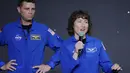 Mereka adalah Christina Koch dan Victor Glover. Christina Koch merupakan astronot NASA yang memegang rekor penerbangan luar angkasa tunggal terlama oleh seorang perempuan. Koch akan menjadi spesialis misi pada penerbangan Artemis II pada tahun depan mengelilingi Bulan. (AP Photo/Michael Wyke)