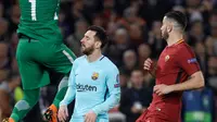 Kiper AS Roma, Alisson berhasil menangkap bola yang ditendang pemain Barcelona, Lionel Messi pada laga leg kedua perempat final Liga Champions di Stadion Olimpico, Selasa (10/4). Barcelona secara mengejutkan dikalahkan AS Roma 0-3. (AP/Gregorio Borgia)