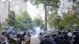 Orang-orang bubar setelah NYPD meledakkan bom asap di Union Square New York, Jumat, 4 Agustus 2023.(AP/Mary Altaffer)