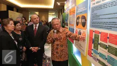 Menteri PUPR, Basuki Hadimuljono (kanan) memberikan penjelasan kepada Menteri Pengembangan Perkotaan Afghanistan Sayed Sadat Mansor Naderi saat menghadiri Asia Pasifik Urban Forum (APUF) ke-6 di Jakarta, Senin (19/10/2015). (Liputan6.com/Angga Yuniar)