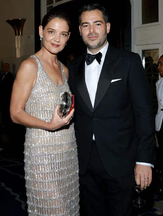 Katie berpose dengan desainer Jonathan Simkhai saat menghadiri CFDA Fashion Awards di Cipriani South Street  di New York pada Senin, 7 November 2022. Jonathan Simkhai, yang mendesain gaunnya, menurut Vogue. (Kambouris/Getty Images/AFP)