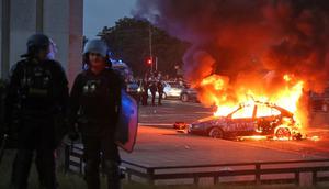 Sebuah mobil terbakar saat para pendukung Paris Saint-Germain (PSG) merayakan kemenangan tim mereka setelah final Liga Champions melawan Arsenal di Budapest, di Paris, Prancis, Sabtu (30/5/2026). (Dok. AP Photo/Thomas Padilla)