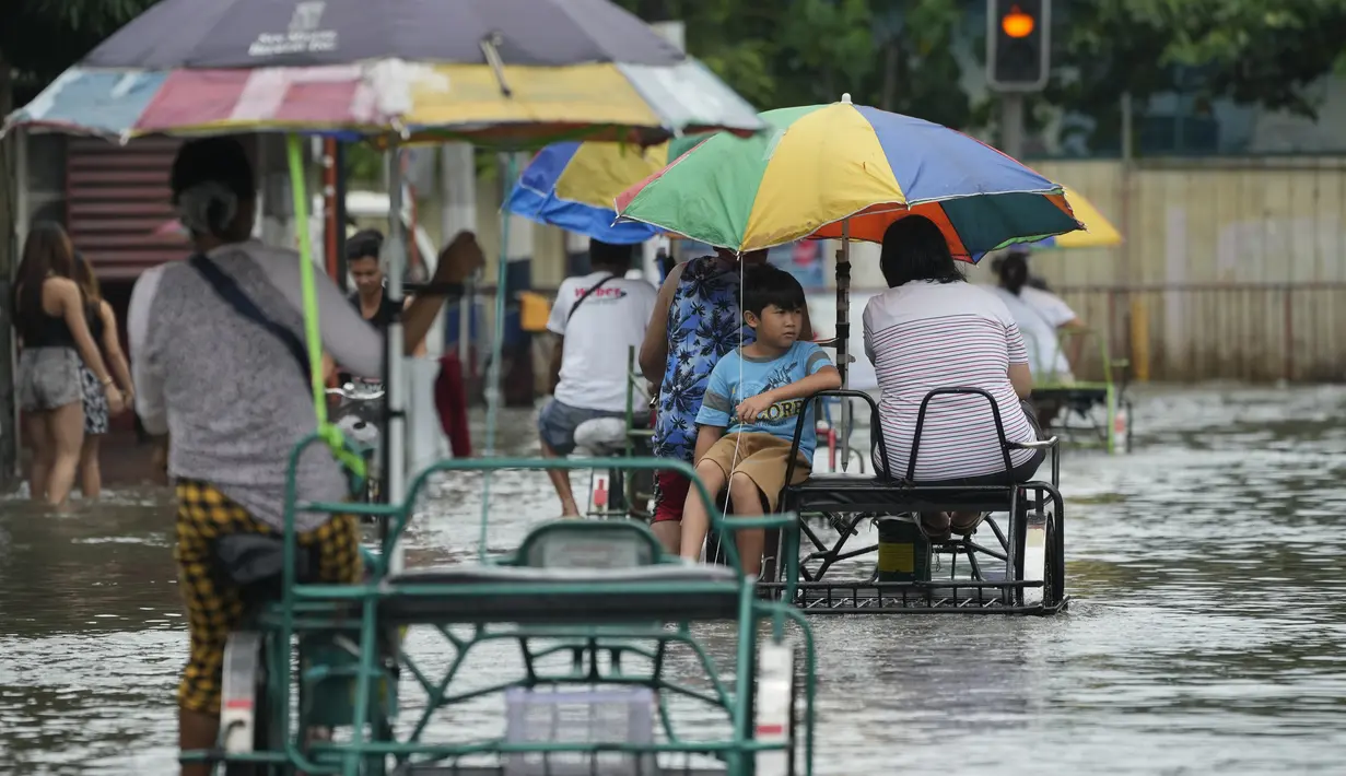 Banjir belum mempengaruhi arus lalu lintas hingga saat ini.(AP Photo/Aaron Favila)