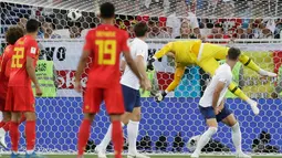 Kiper timnas Inggris, Jordan Pickford gagal menyelamatkan gawangnya dari tendangan pemain Belgia pada laga terakhir Grup G Piala Dunia 2018 di Stadion Kaliningrad, Kamis (28/6). Belgia lolos ke babak 16 besar sebagai juara Grup G. (AP/Petr David Josek)