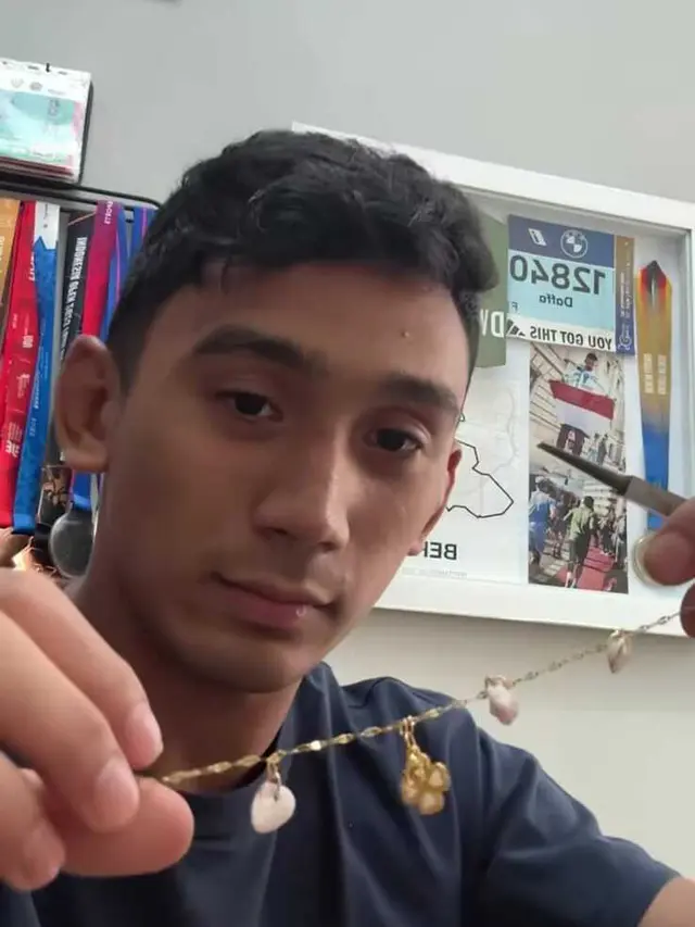 Momen Daffa Wardhana membuat hadiah untuk Ariel Tatum/ Instagram @daffawardhana