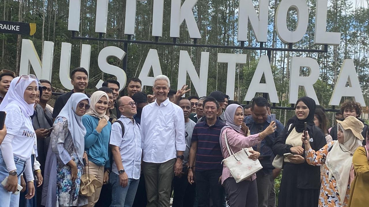 Calon presiden (capres) Ganjar Pranowo mengunjungi Ibu Kota Nusantara (IKN) pada Kamis (7/12/2023).