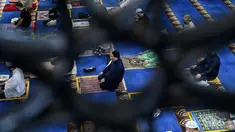 Umat muslim menjaga jarak saat salat Jumat usai pencabutan pembatasan Covid-19 di Masjid Al-Istighfar, Singapura, Jumat (26/6/2020). Masjid-masjid di Singapura telah diizinkan menggelar salat berjamaah, seiring memasuki pekan kedua dari Tahap Dua pembukaan kembali di negara itu. (Roslan RAHMAN/AFP)