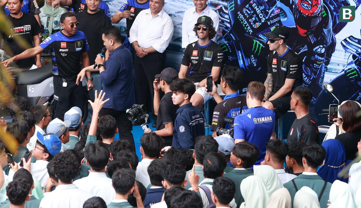 Pembalap Monster Energy Yamaha, Fabio Quartararo dan Alex Rins, menggelar acara meet and greet di SMAN 2 Mataram, Nusa Tenggara Barat (NTB), Rabu (1/10/2025). (Bola.com/M Iqbal Ichsan)