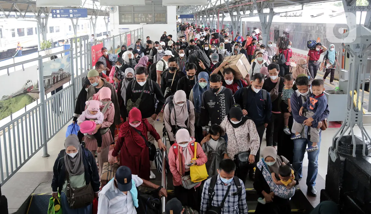 Sejumlah penumpang berjalan setibanya di Stasiun Pasar Senen, Jakarta, Rabu (11/5/2022). Kedatangan pemudik dari daerah lain tujuan Daop 1 Jakarta terpantau masih cukup tinggi seiring berakhirnya libur sekolah dan mulai masuk pada 12 Mei 2022. (Liputan6.com/Angga Yuniar)