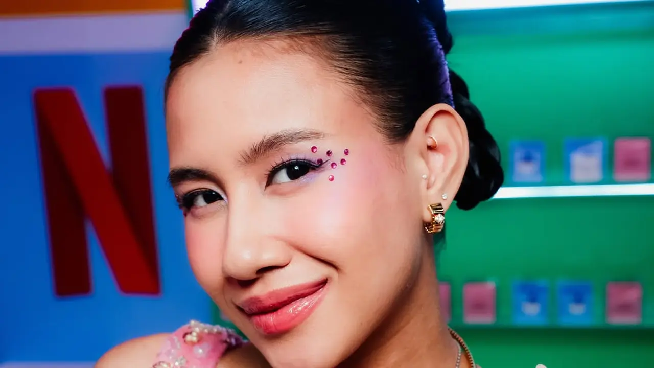 Bak Idol K-Pop, Makeup Shenina Cinnamon dengan Rhinestone di Press Conference Night Shift for Cuties Curi Perhatian