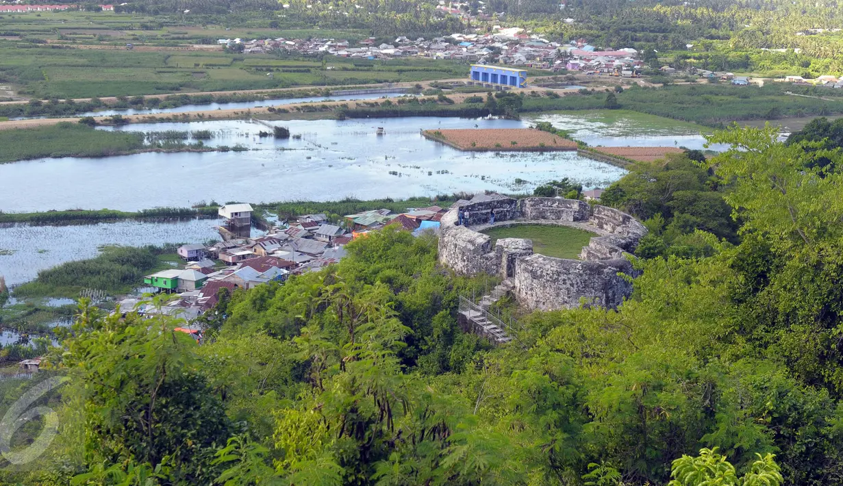 Keindahan Benteng Otanaha di Kelurahan Dembe I, Kecamatan Kota Barat, Gorontalo, 5 Juli 2016. Pemandangan yang diciptakan selain dari benteng yang dibangun pada abad ke-15 tersebut adalah dari sekitar bukit yang menawan. (Liputan6.com/Herman Zakharia)