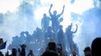 Para pemain Persib Bandung menaiki bus dalam pawai juara BRI Super League musim ini di Kota Bandung, Minggu (24/05/2026) pagi WIB. (Bagaskara Lazuardi/Bola.com)