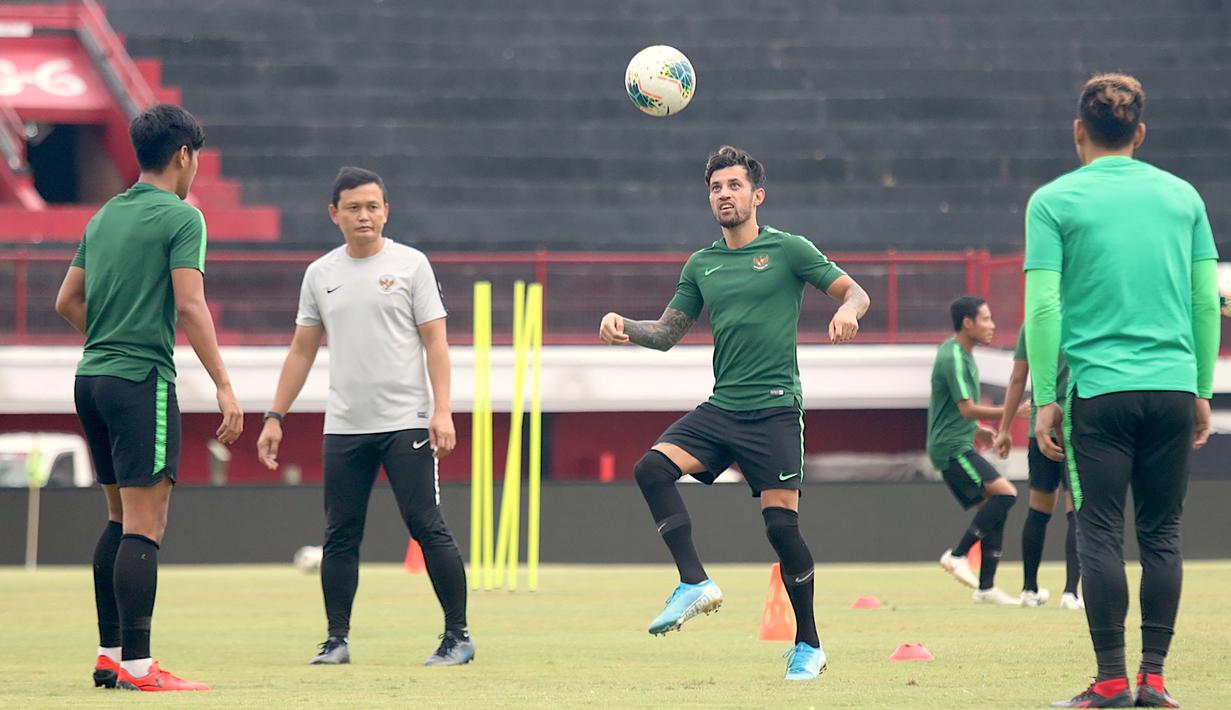 Pemain Timnas Indonesia, Stefano Lilipaly, menyundul bola saat latihan di Stadion I Wayan Dipta, Bali, Senin (14/10). Latihan ini persiapan jelang laga Kualifikasi Piala Dunia 2022 melawan Vietnam. (Bola.com/Aditya Wany)
