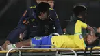 Penyerang Brasil Neymar dibawa keluar lapangan dengan tandu setelah cedera saat main tandang melawan Uruguay pada babak Kualifikasi Piala Dunia 2026 Zona Conmebol, di stadion Centenario di Montevideo, Rabu (18/10/2023). (AP Photo/Matilde Campodonico)