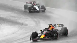 Hujan lebat yang mengakibatkan kekacauan tidak menyurutkan langkah Verstappen untuk mengejar kemenangannya. (AP Photo/Peter Dejong)
