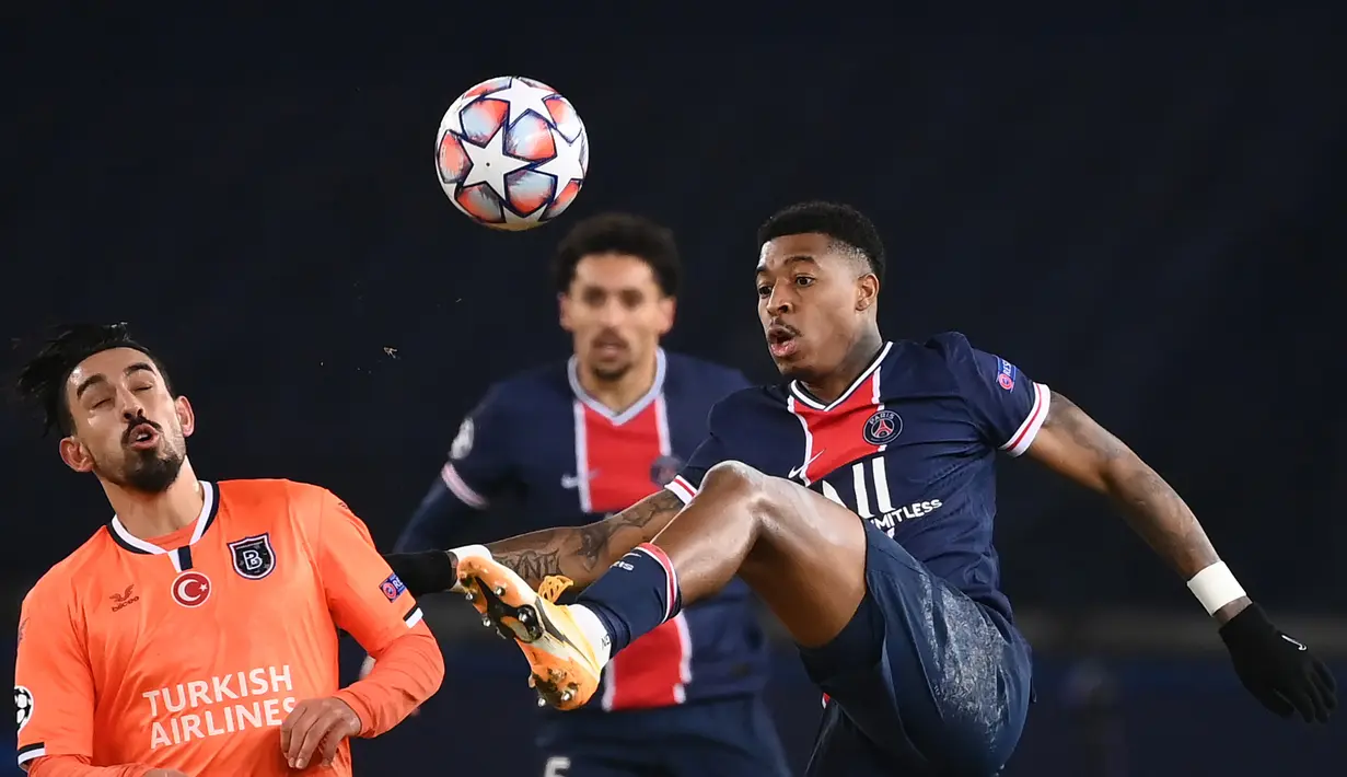 Bek Paris Saint-Germain, Presnel Kimpembe (kanan), mengontrol bola di hadapan gelandang Istanbul Basaksehir, Irfan Can Kahveci, dalam laga lanjutan Liga Champions 2020/21 Grup H di Parc des Princes Stadium , Paris, Rabu (9/12/2020). PSG menang 5-1 atas Basaksehir. (AFP/Franck Fife)