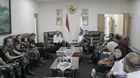 Direktur Jenderal (Dirjen) Bina Pemerintahan Desa (Pemdes) Eko Prasetyanto Purnomo Putro menerima audiensi Direktur Topografi TNI, Badan informasi Geospasial (BIG) dan BRIN. (Istimewa).