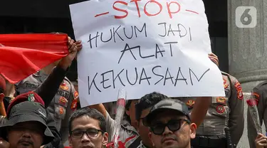 Sejumlah orang yang tergabung dalam forum guru besar, akademisi, organisasi masyarakat sipil, dan aktivis ‘98 melakukan unjuk rasa di depan gedung Mahkamah Konstitusi, Jakarta, Kamis (22/8/2024). (Liputan6.com/Herman Zakharia)