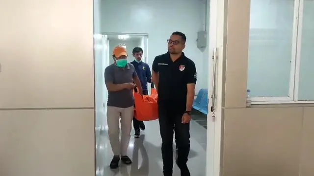 Tim Forensik RS Bhayangkara Setukpa melakukan proses autopsi dan visum menyeluruh terhadap jasad tanpa identitas yang ditemukan di area perkebunan pohon jati, Desa Sagaranten, Kecamatan Sagaranten, Sukabumi. (Liputan6.com/Fira)