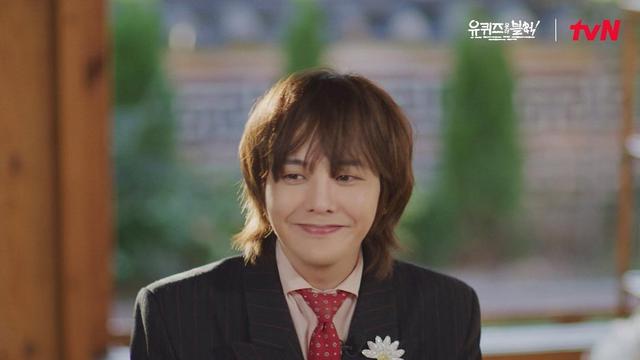 G-Dragon atau GD dalam acara You Quiz on the Block yvN. (Instagram/ youquizontheblock)