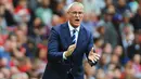 Manajer Leicester, Claudio Ranieri, memberikan instruksi saat bertanding melawan Manchester United. Namun sayang pada musim ini The Foxes terpuruk di Liga Inggris, posisi mereka di klasemen berada satu tingkat dari zona degradasi. (EPA/Peter Powell)