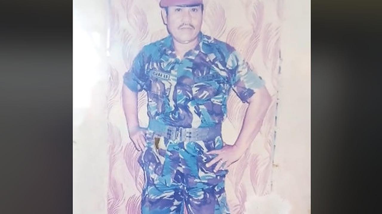 Pensiunan TNI ini Jadi Pedagang Asongan Kerupuk Jengkol di Pinggir Jalan Demi Kebutuhan Hidup