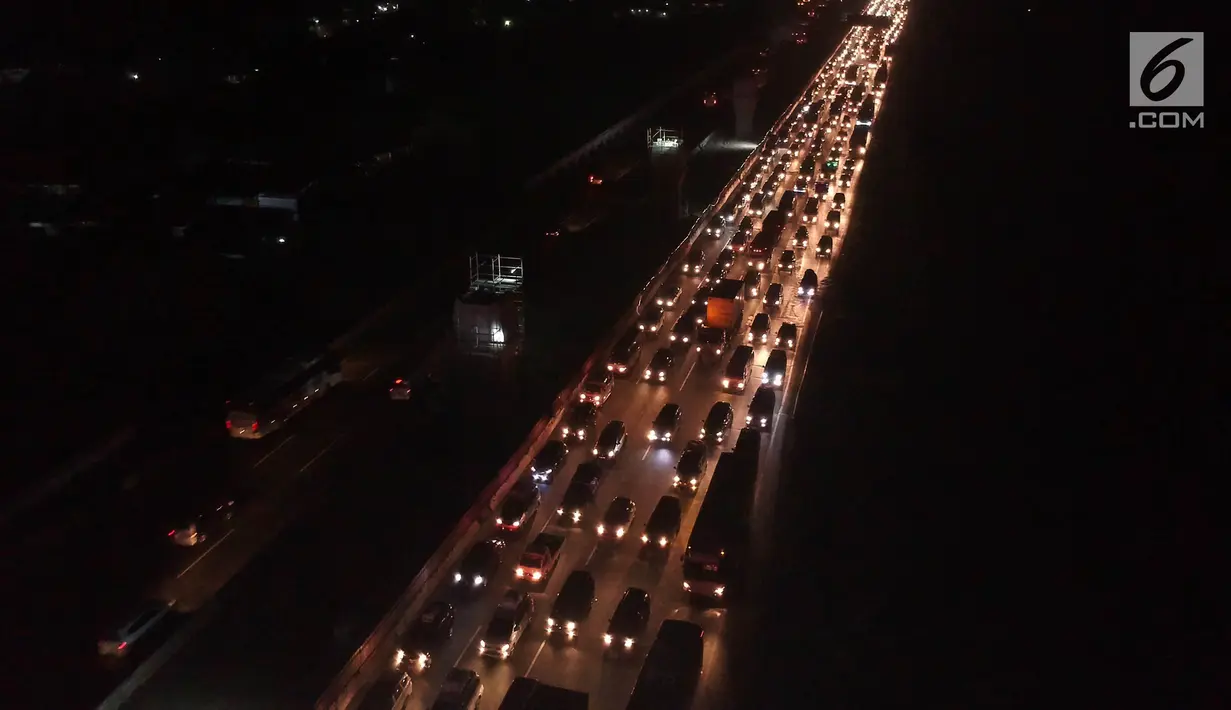 Kendaraan pemudik antre menuju Gerbang Tol Cikarang Utama di Bekasi, Jawa Barat, Minggu (10/6) dini hari. Lima hari jelang Lebaran, kepadatan terpantau didominasi kendaraan pribadi dan bus angkutan penumpang. (Liputan6.com/Arya Manggala)