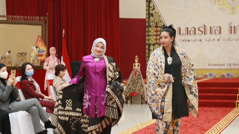 Para istri kepala perwakilan asing sangat antusias mengikuti acara fashion show (KBRI Islamabad)