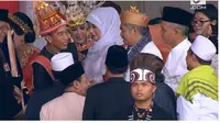 Presiden Jokowi salami tamu undangan upacara HUT ke-73 RI (Liputan6.com)