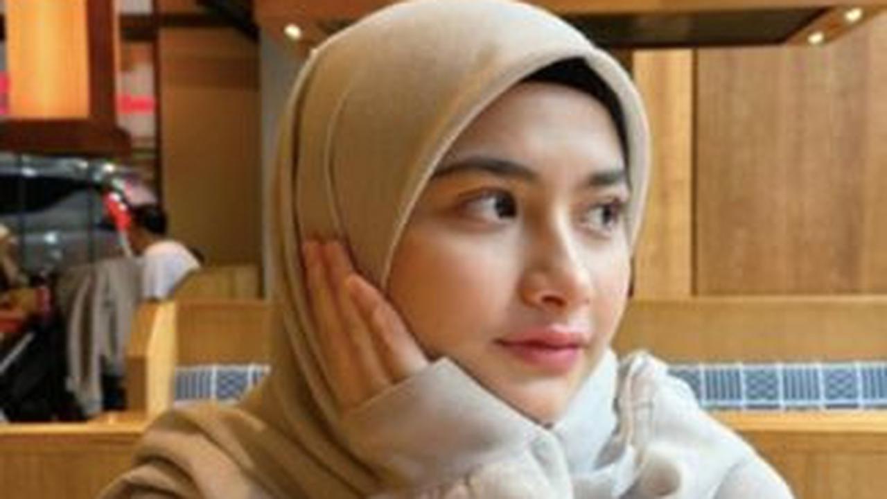 Lama tak terdengar kabarnya dari layar kaca, Faye rupanya telah berhijrah. Melalui akun Instagram pribadi Faye membagikan beberapa potret terbaru dirinya yang telah mengenakan hijab.