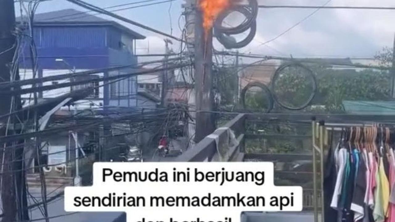 Belum sepenuhnya mati, ia pun harus mengganti APAR terlebih dulu karena yang sebelumnya habis. Beginilah kondisi api yang makin membesar karena tiupan angin.