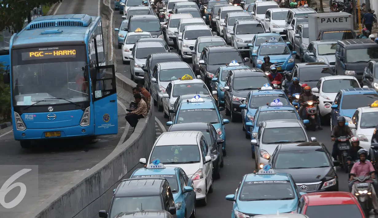 Petugas Bus Trans-Jakarta beristirahat di dekat Halte Harmoni, Jakarta, Kamis (1/12). Dan jika ada pengalihan arus lalu lintas, hanya bersifat situasional. (Liputan6.com/Immanuel Antonius)