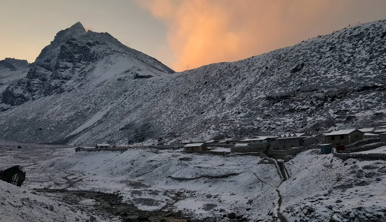 Pemandangan dari Khumbu Valley terlihat di wilayah Everest di Nepal 14 April 2016. Pascagempa setahun lalu, kehidupan warga di kaki Gunung Everest berangsur normal. (REUTERS/Antoni Slodkowski)