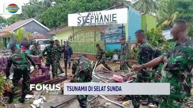 Tim gabungan bersihkan puing-buing sisa bencana tsunami di Carita dan Cinangka, Banten.