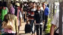Suasana pedestrian penumpang di Stasiun Senen Jakarta, Sabtu (2/1/2016). Hingga pukul 15.15 WIB, 10.345 penumpang telah diberangkatkan dari Stasiun Senen menuju sejumlah kota di pulau Jawa. (Liputan6.com/Helmi Fithriansyah)