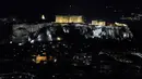 Sebuah gambar kombinasi yang menunjukkan pemandangan bukit Acropolis sebelum dan selama Earth Hour di Athena, Yunani (19/3/2016). (Reuters / Michalis Karagiannis)