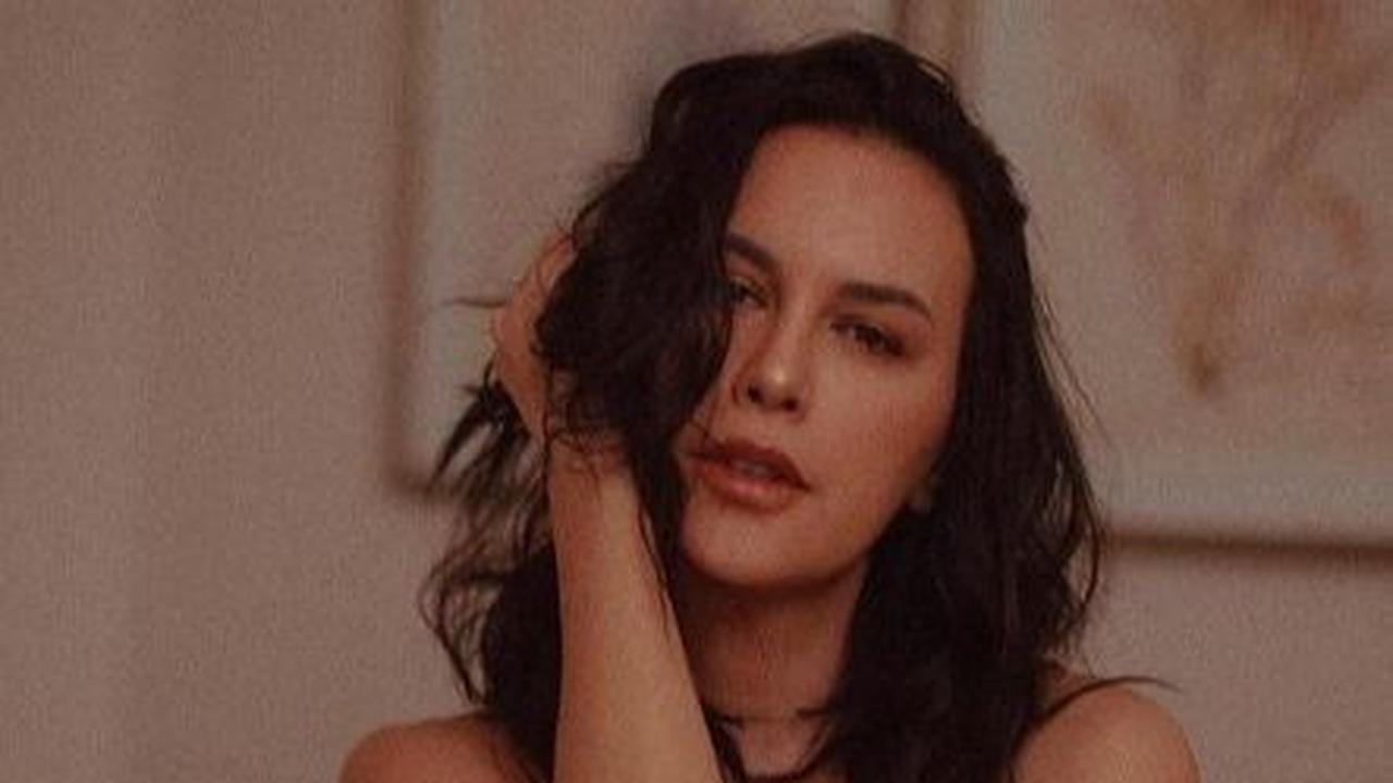Sophia Latjuba Melakukan Sesi Foto di Tempat Tidur, Tetap Memukau dan Menawan di Usia 53 Tahun.