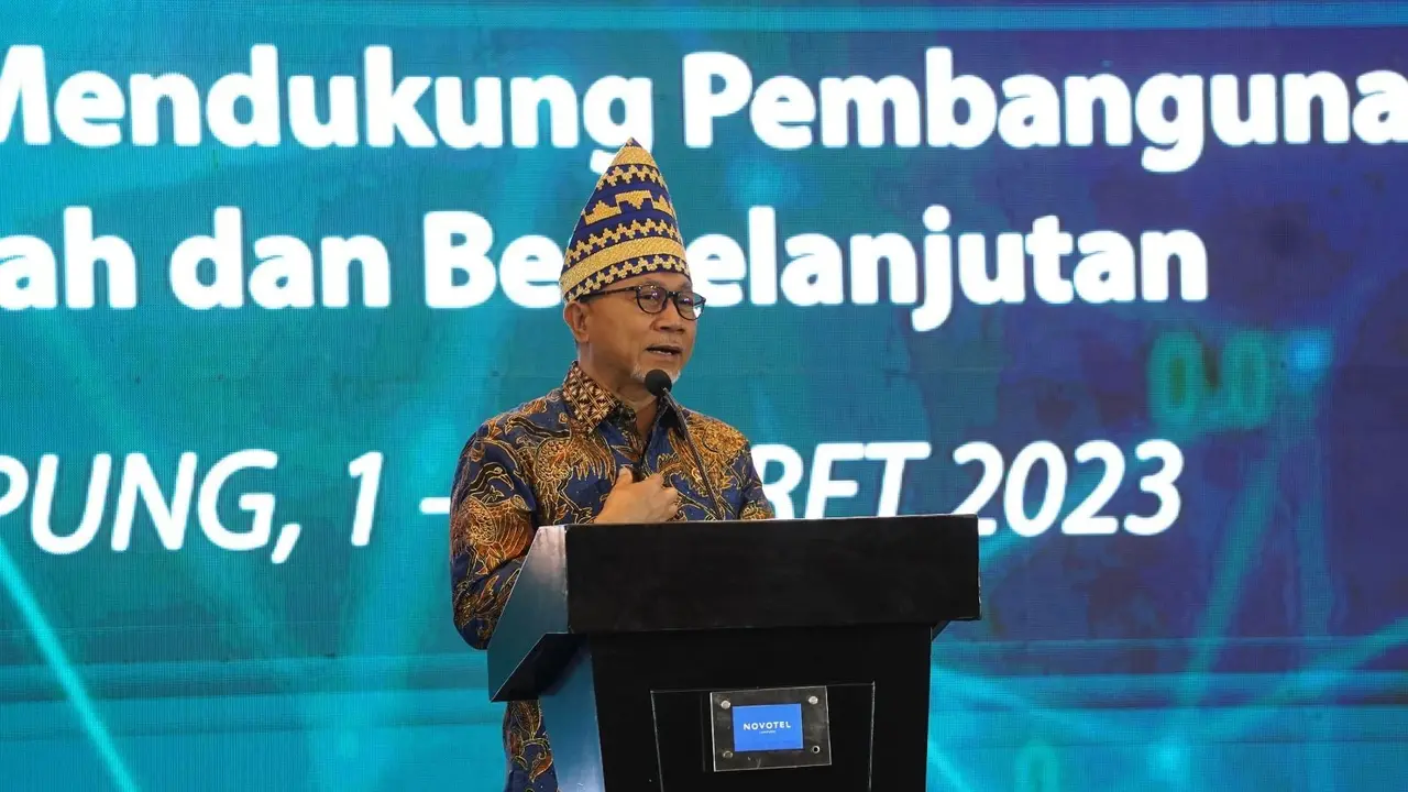Menteri Perdagangan (Mendag) Zulkifli Hasan mengatakan untuk menjadi negara maju 2045, ada dua hal yang harus dilakukan Indonesia. Hal tersebut diungkap saat menutup Raker Kementerian Perdagangan 2023 di Bandar Lampung, Kamis (2/3/2023) malam.