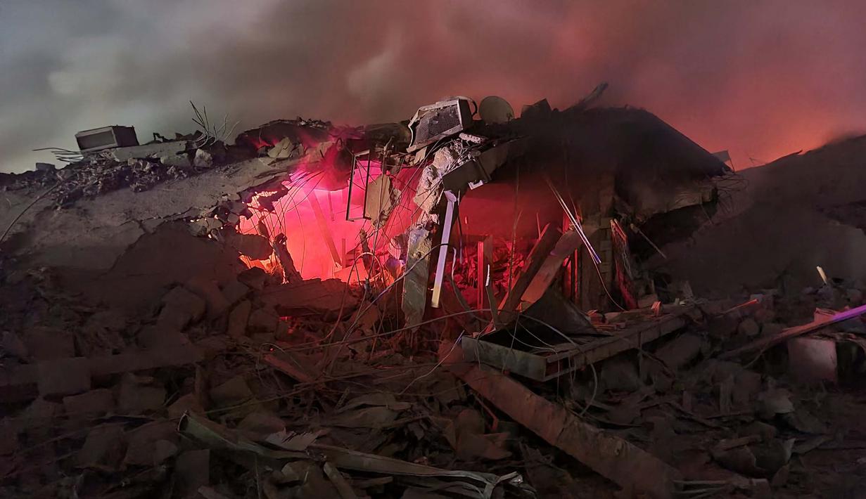 Tim penyelamat terus berupaya mencari korban selamat diantara reruntuhan bangunan. (Abbas FAKIH/AFP)