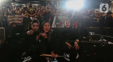 Personel grup band metal Voice of Baceprot (VoB) berfoto bersama usai tampil pada Soundfest Xperience 2024 di Mall Kuningan City, Jakarta, Sabtu (22/6/2024). (Liputan6.com/Angga Yuniar)