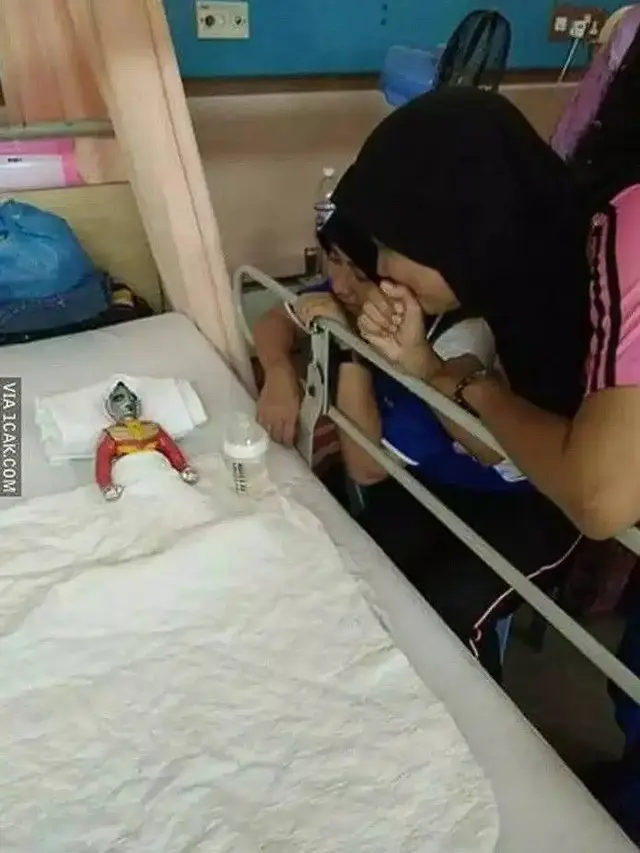 Bikin Susah, Ini 10 Potret Nyeleneh Orang saat Jenguk Teman di Rumah Sakit