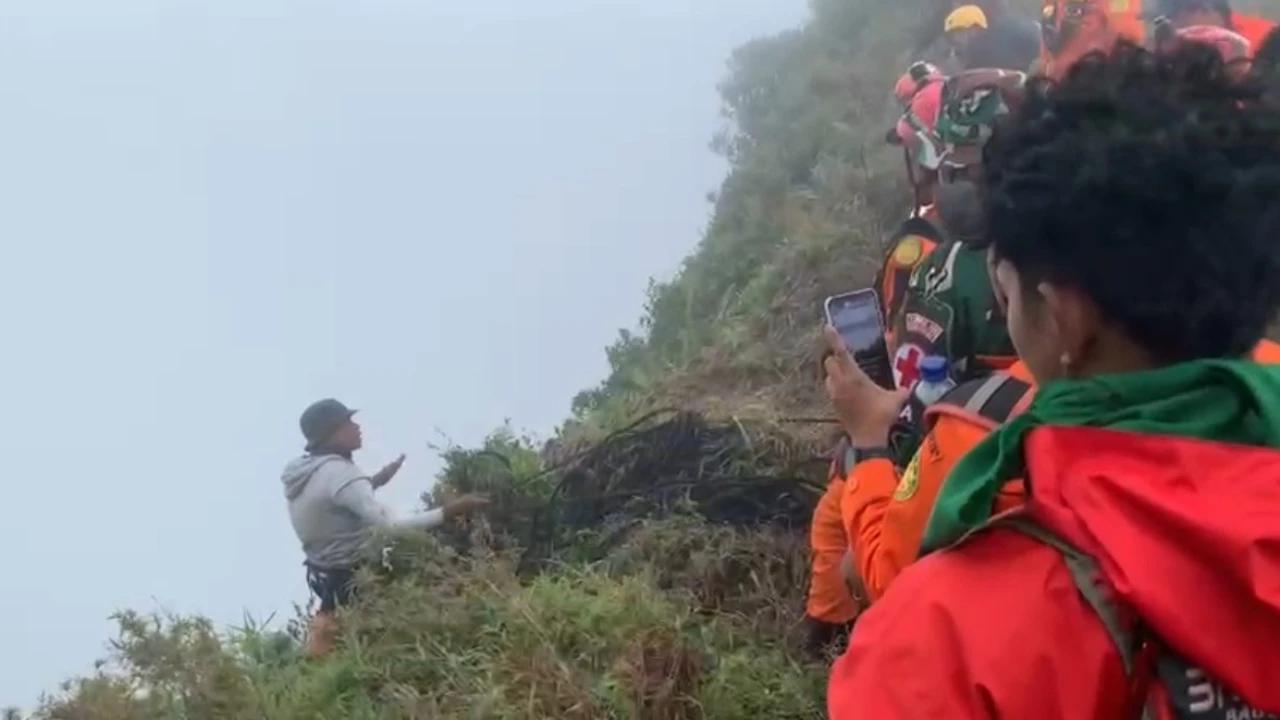 Hari Keempat Pencarian, Tim SAR Sisir Lereng Gunung Bulusaraung Cari Barang Milik Korban Pesawat ATR 42-500