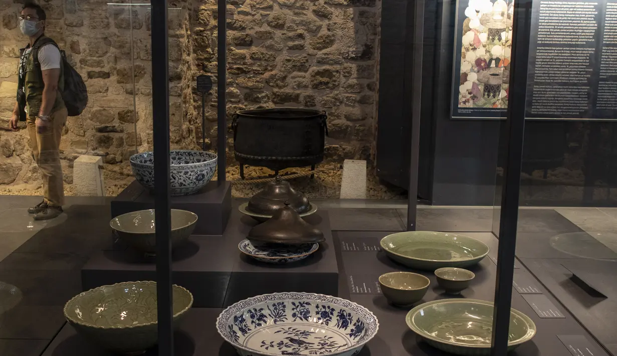 Suasana pameran porselen China di Museum Istana Topkapi, Istanbul, Turki, 2 Oktober 2020. Museum Istana Topkapi memamerkan hampir 12.000 buah koleksi porselen China, menyuguhkan kronologi lengkap sejarah evolusi porselen China dari abad ke-13 hingga ke-19. (Xinhua/Osman Orsal)