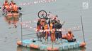 Tim pemenang mengangkat sepeda sebagai hadiah usai menjuarai lomba dayung di Kanal Banjir Timur, Jakarta, Sabtu (17/8/2019). Dalam memeriahkan HUT ke-74 RI, petugas UPK Badan Air DLH Kecamatan Duren Sawit menggelar sejumlah perlombaan, salah satunya lomba dayung. (merdeka.com/ Iqbal S. Nugroho)
